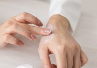 Naturalny krem do rąk — na jakie składniki dla skutecznej pielęgnacji warto zwrócić uwagę?