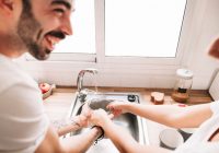 Zapchany zlew lub toaleta – domowe sposoby vs hydraulik